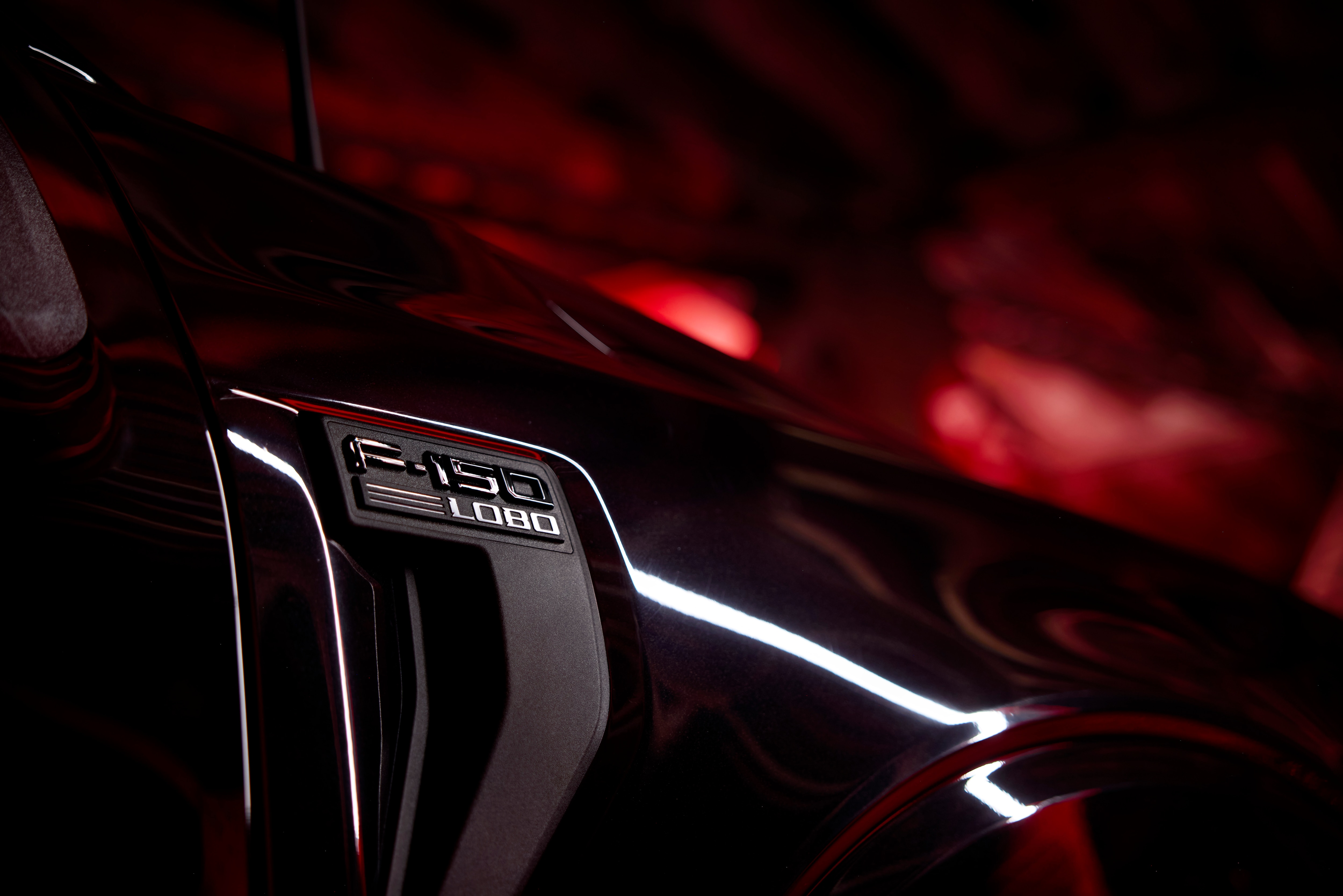 Black-accented badging gives the Lobo unmistakable edge.